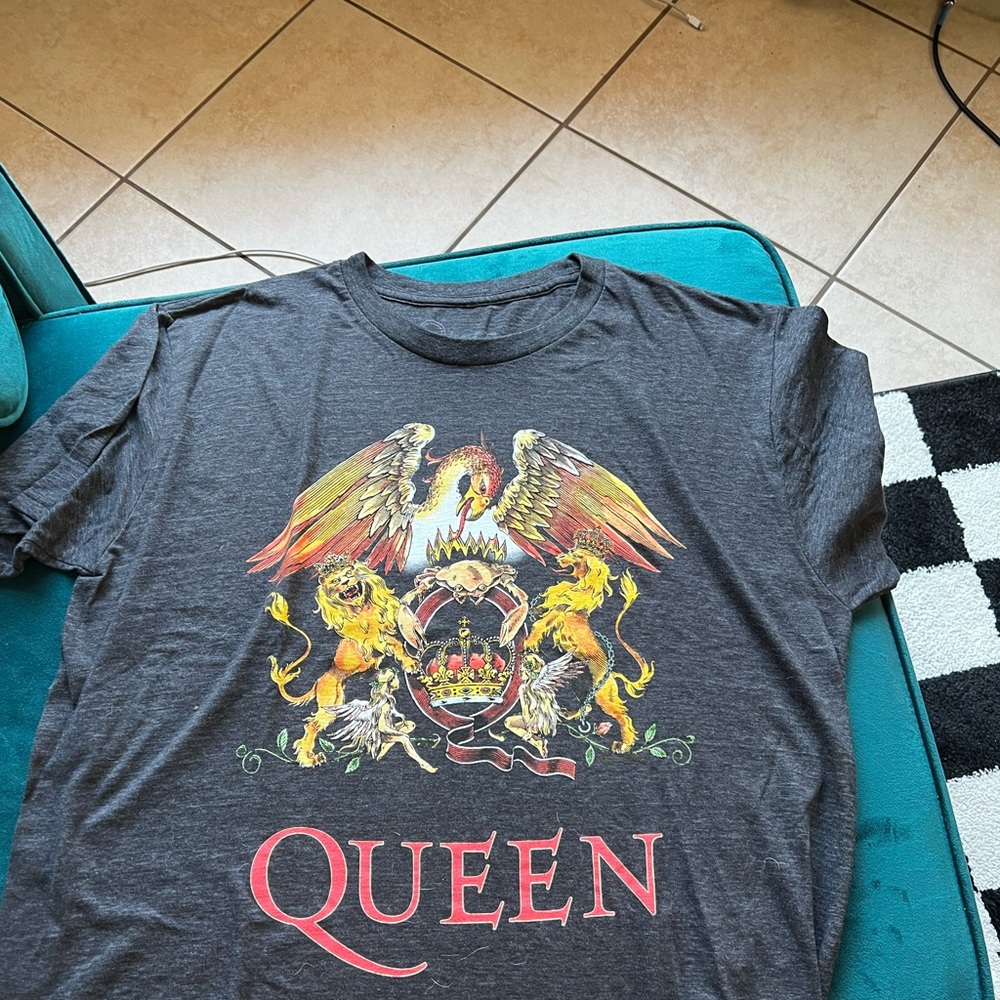 Queen band tee. Size L
